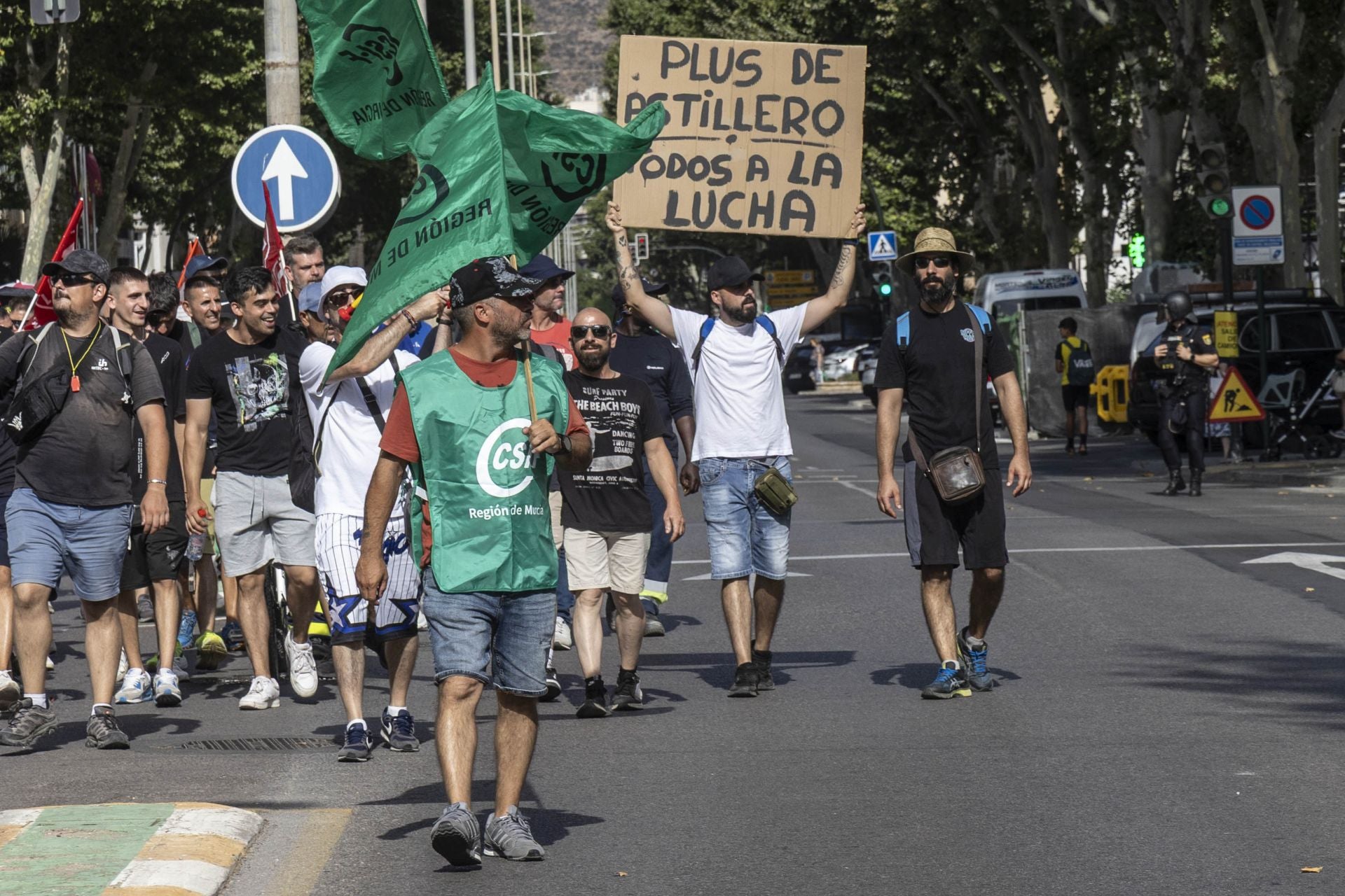 La protesta de los bomberos del CEIS y de los trabajadores de Navantia a las puertas de la Asamblea Regional, en imágenes