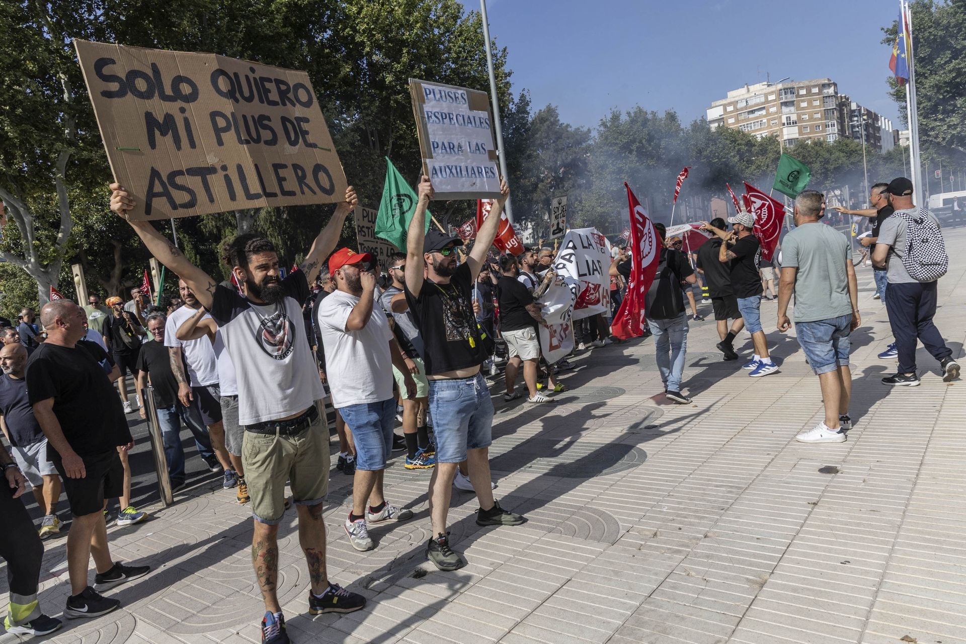 La protesta de los bomberos del CEIS y de los trabajadores de Navantia a las puertas de la Asamblea Regional, en imágenes