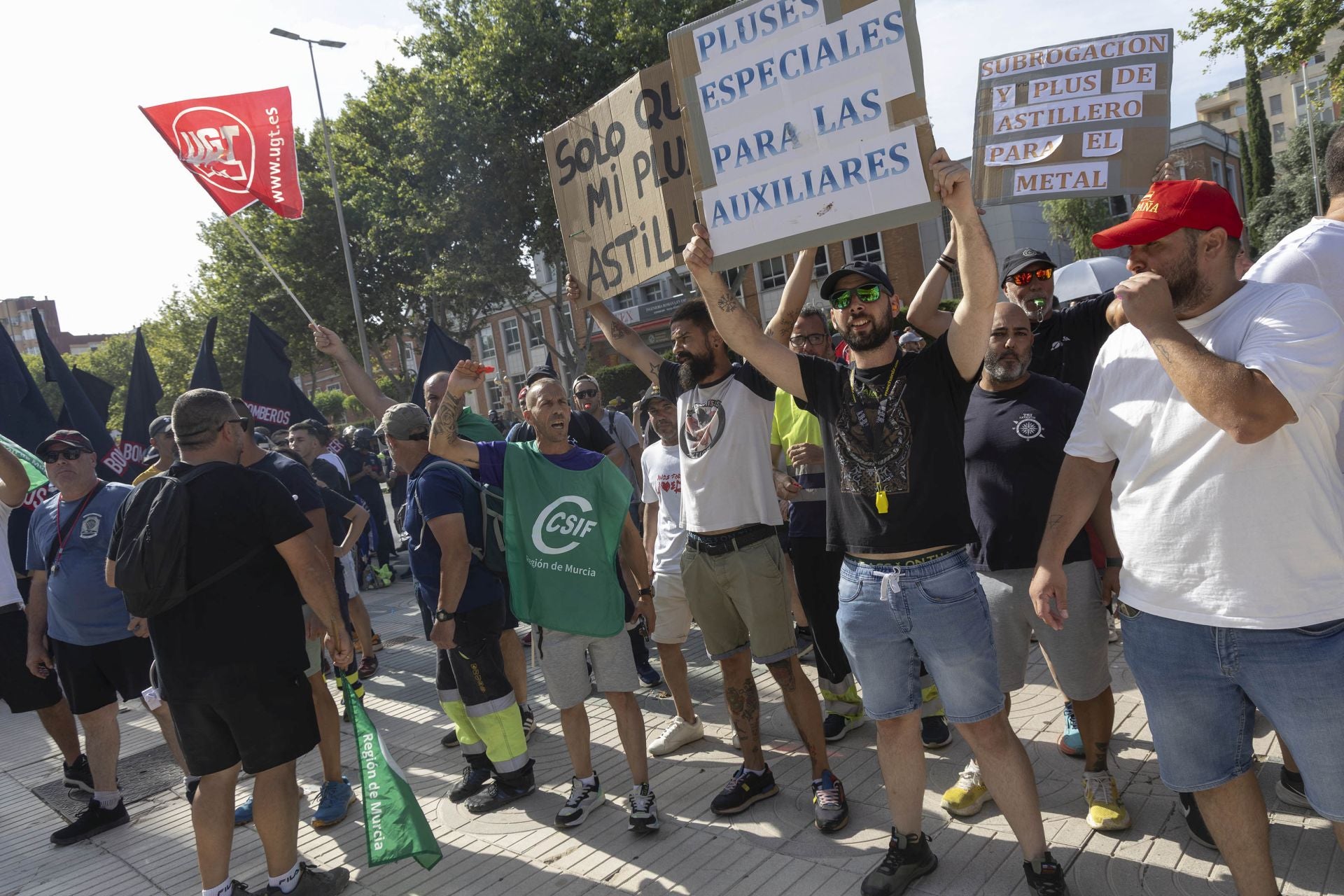 La protesta de los bomberos del CEIS y de los trabajadores de Navantia a las puertas de la Asamblea Regional, en imágenes