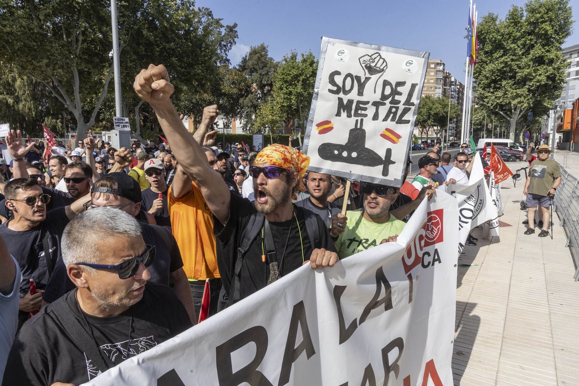 La protesta de los bomberos del CEIS y de los trabajadores de Navantia a las puertas de la Asamblea Regional, en imágenes