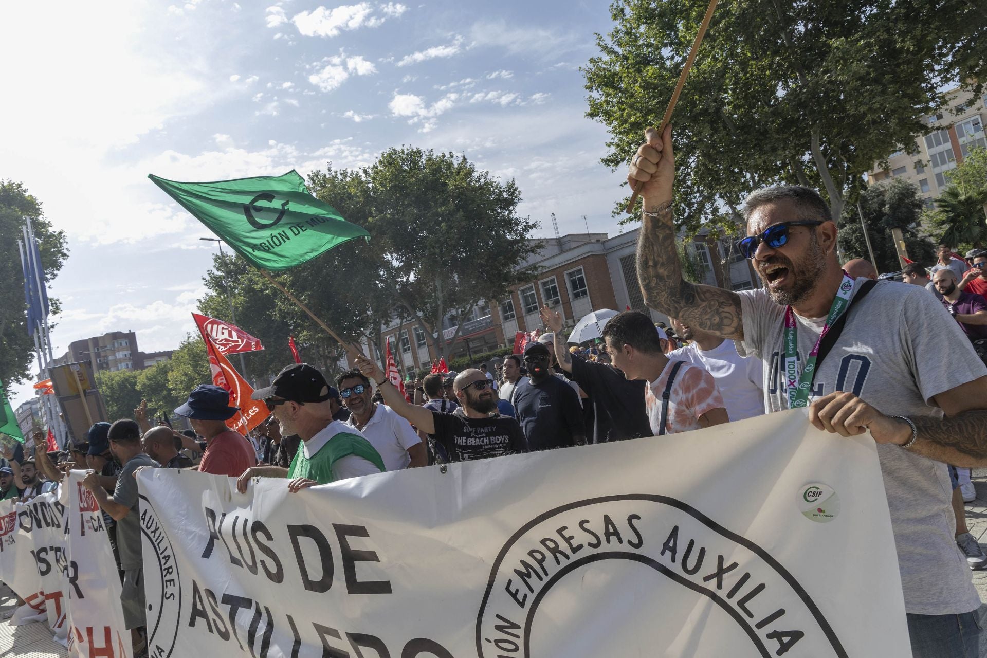 La protesta de los bomberos del CEIS y de los trabajadores de Navantia a las puertas de la Asamblea Regional, en imágenes