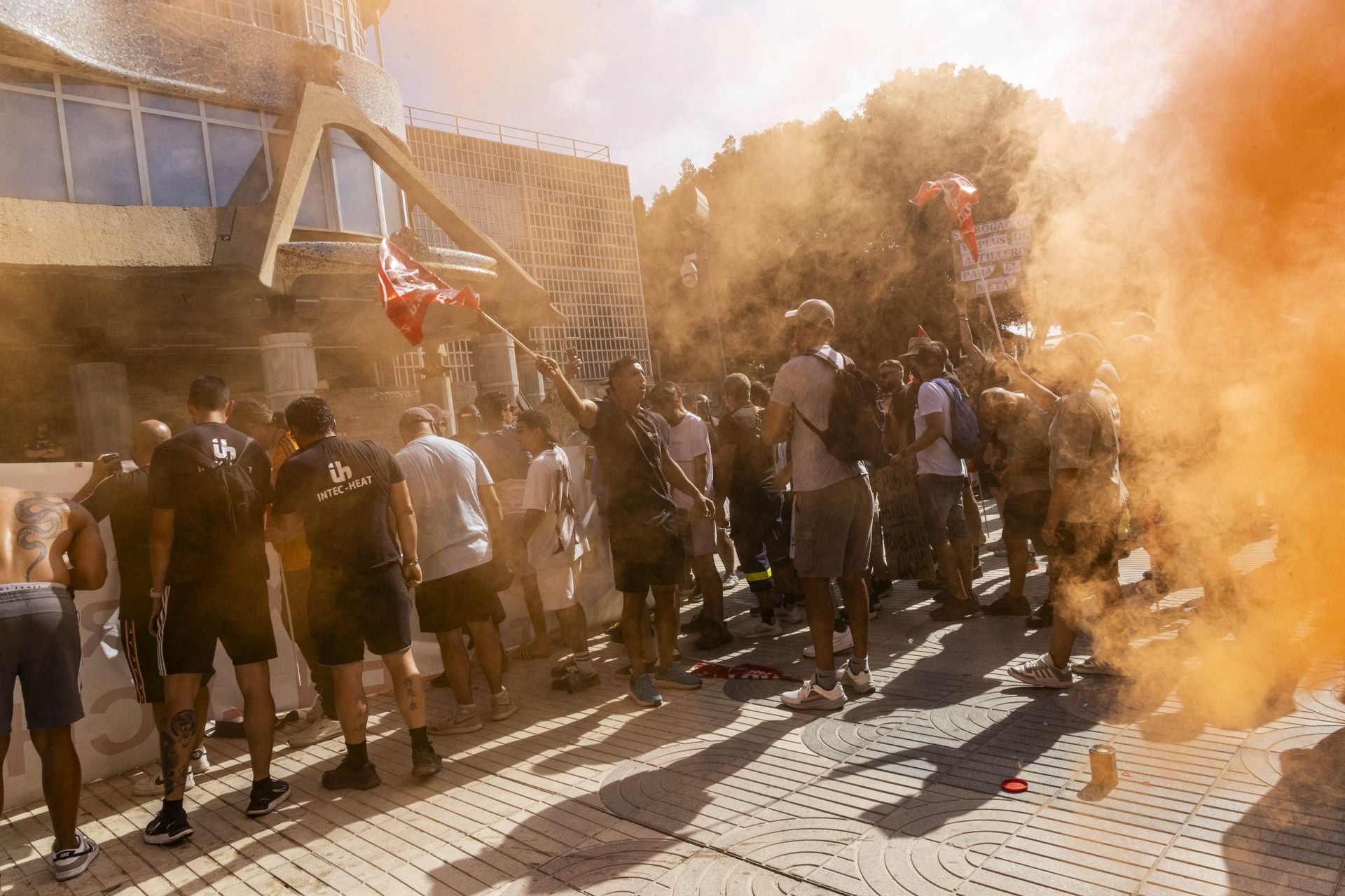 La protesta de los bomberos del CEIS y de los trabajadores de Navantia a las puertas de la Asamblea Regional, en imágenes