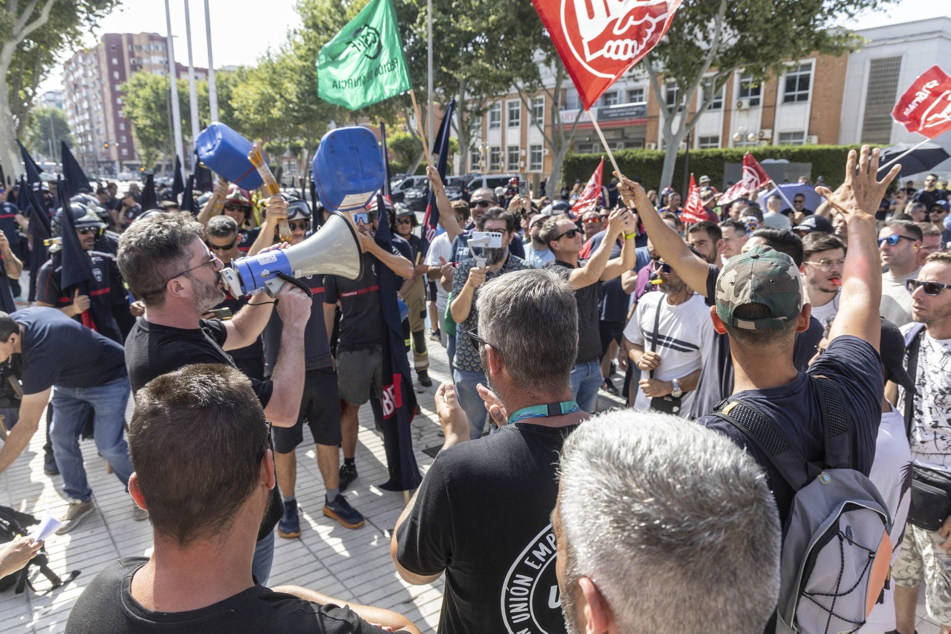 La protesta de los bomberos del CEIS y de los trabajadores de Navantia a las puertas de la Asamblea Regional, en imágenes