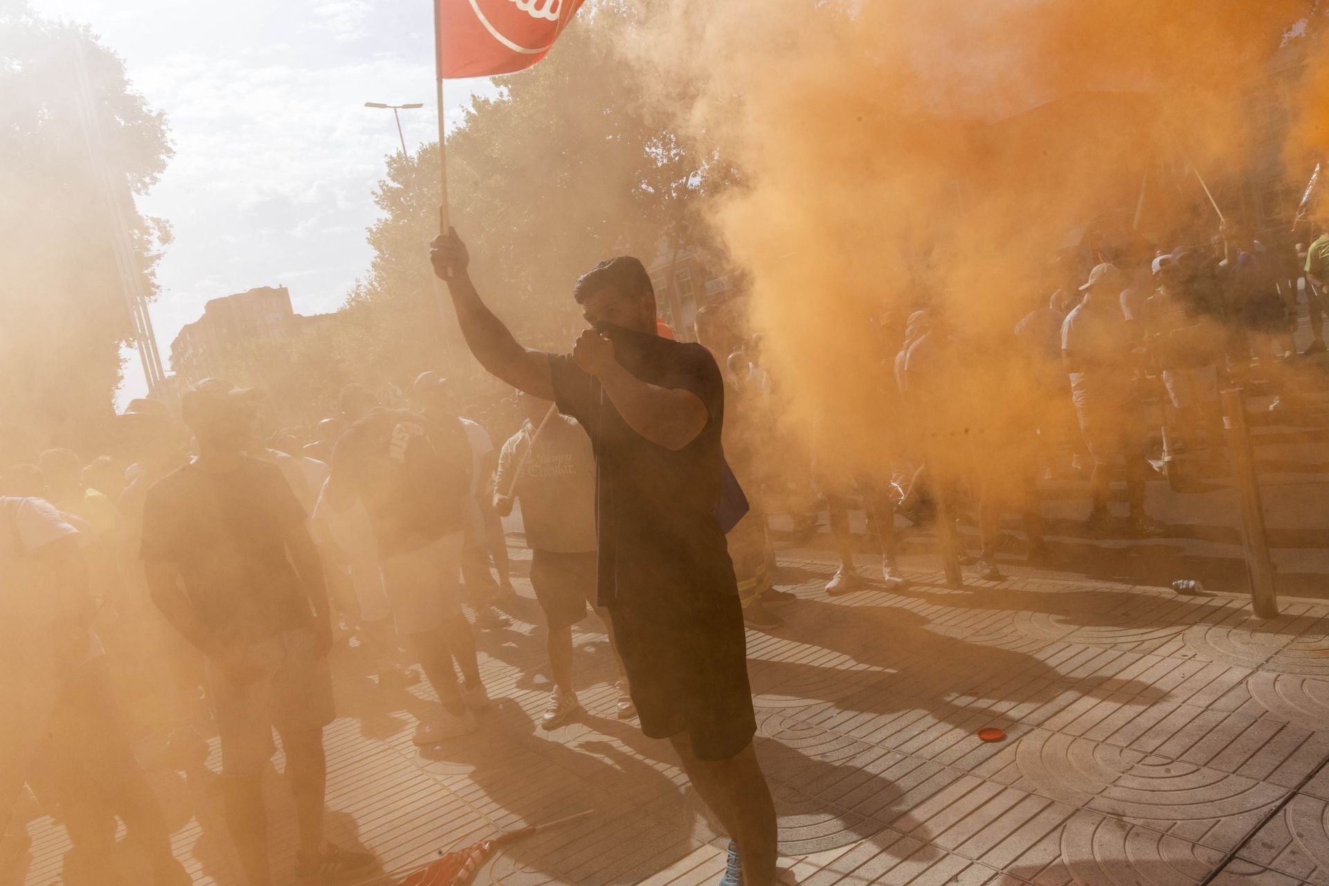 La protesta de los bomberos del CEIS y de los trabajadores de Navantia a las puertas de la Asamblea Regional, en imágenes