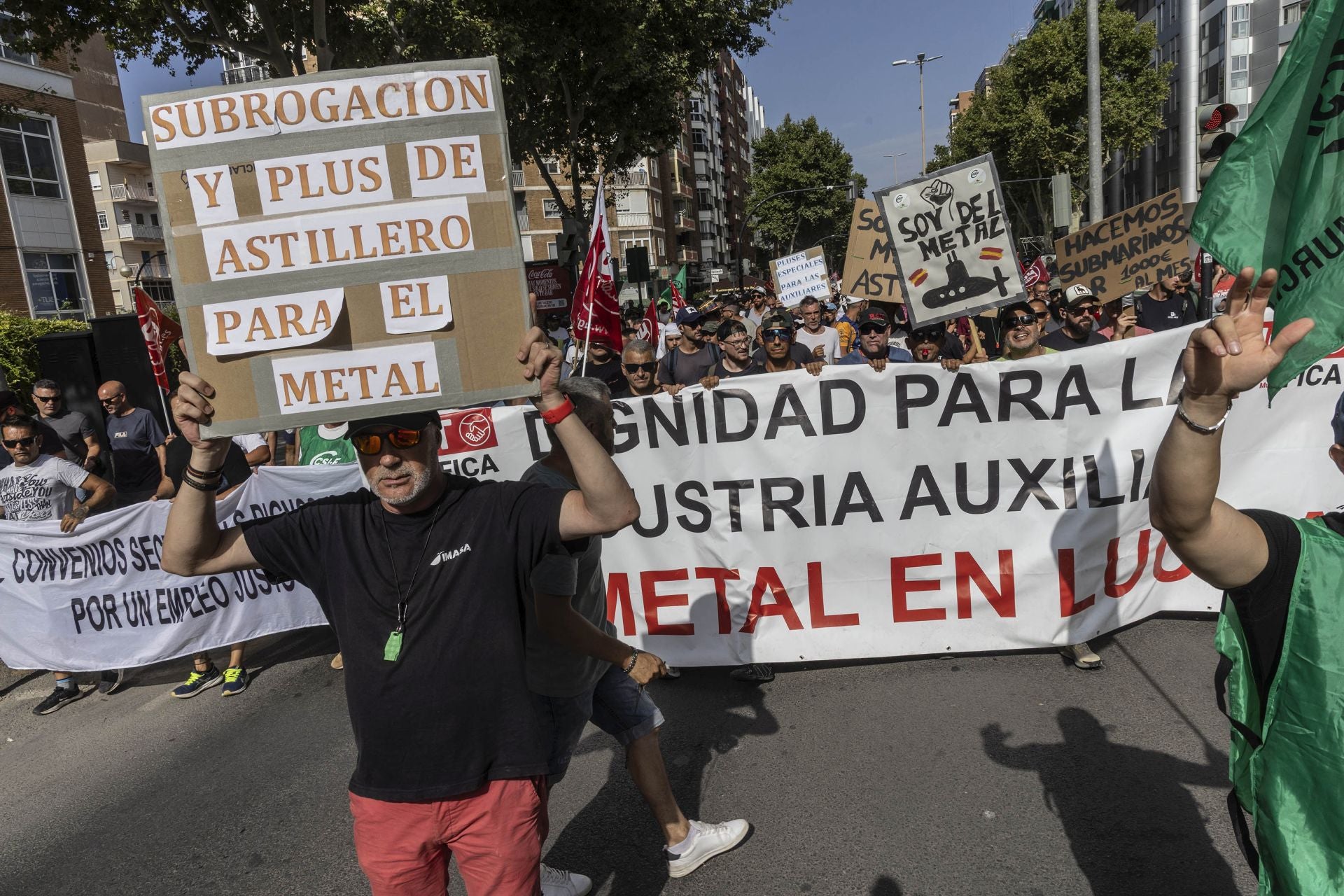 La protesta de los bomberos del CEIS y de los trabajadores de Navantia a las puertas de la Asamblea Regional, en imágenes
