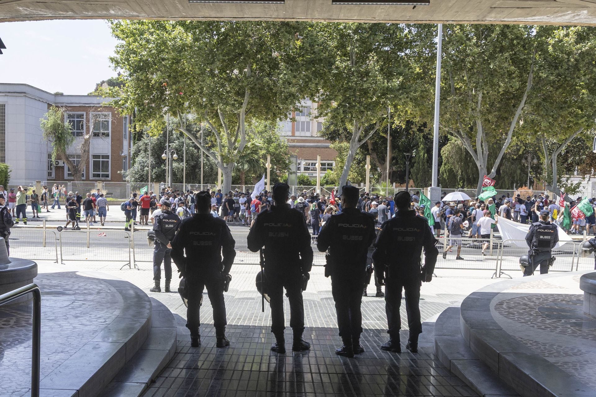 La protesta de los bomberos del CEIS y de los trabajadores de Navantia a las puertas de la Asamblea Regional, en imágenes