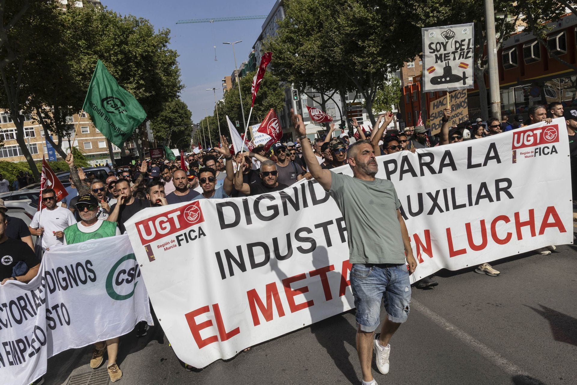 La protesta de los bomberos del CEIS y de los trabajadores de Navantia a las puertas de la Asamblea Regional, en imágenes