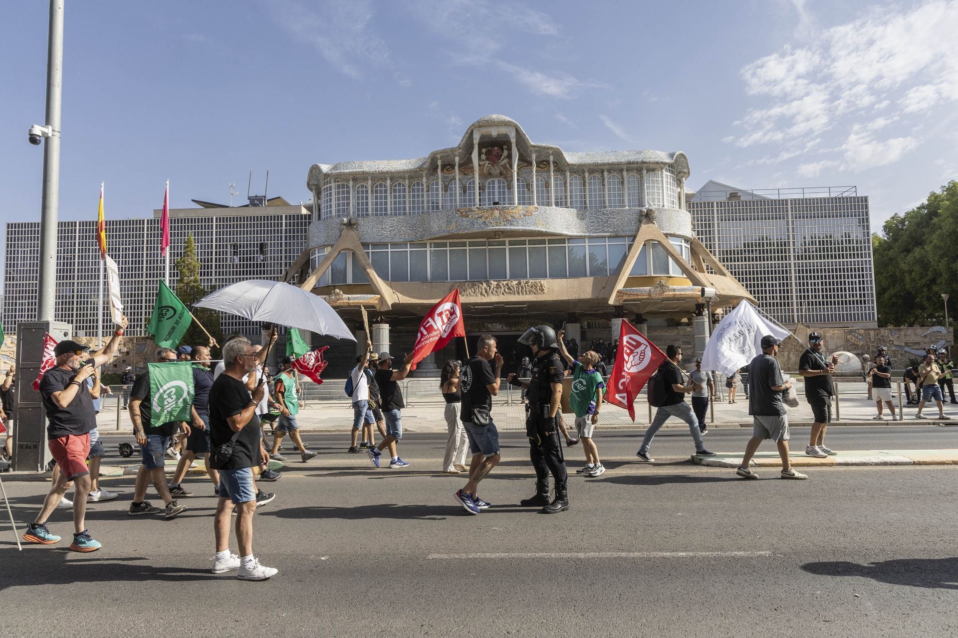 La protesta de los bomberos del CEIS y de los trabajadores de Navantia a las puertas de la Asamblea Regional, en imágenes