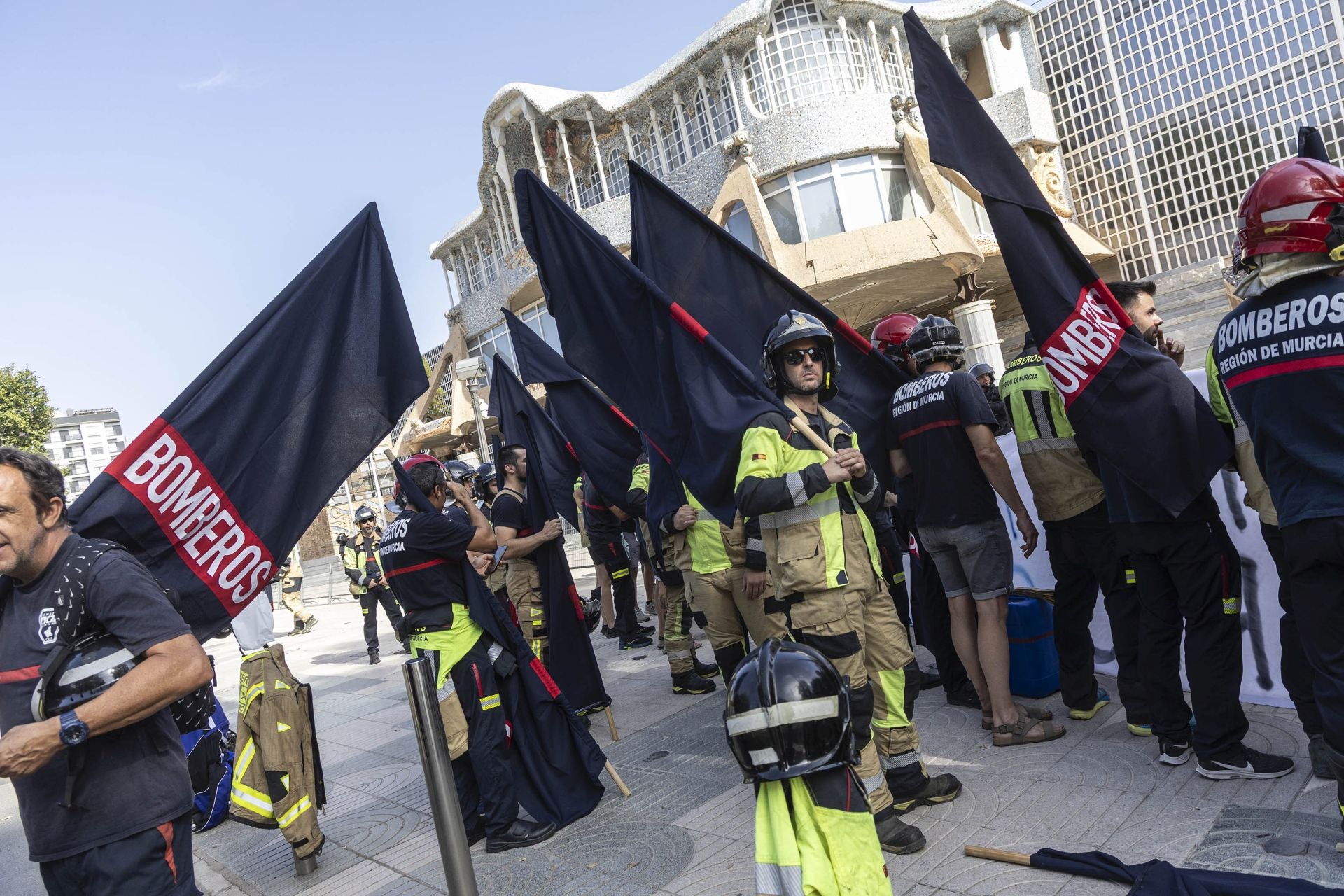 La protesta de los bomberos del CEIS y de los trabajadores de Navantia a las puertas de la Asamblea Regional, en imágenes