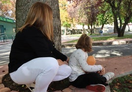 Una madre con su hija, que forman una familia monoparental, en una imagen de archivo.