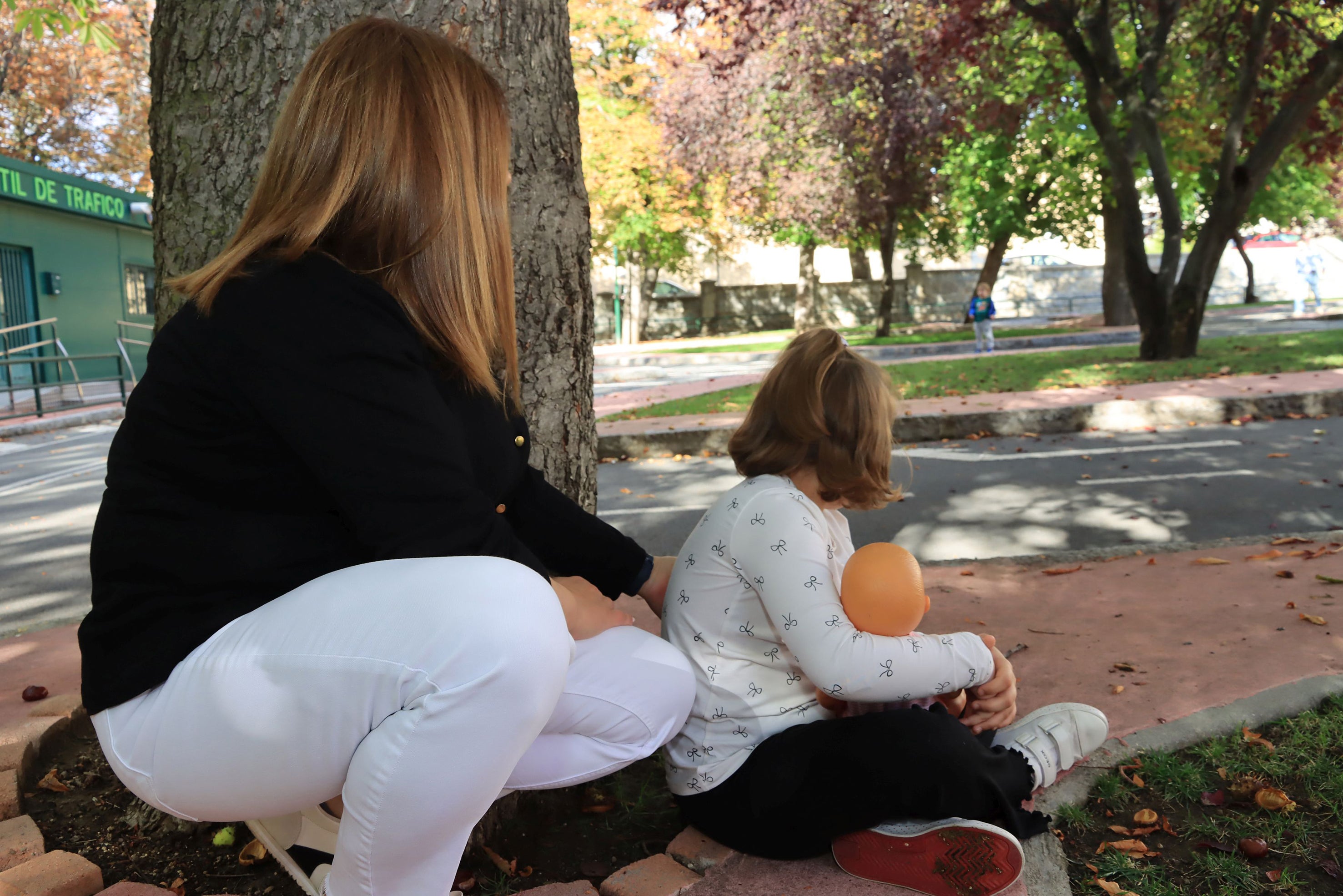 Una madre con su hija, que forman una familia monoparental, en una imagen de archivo.