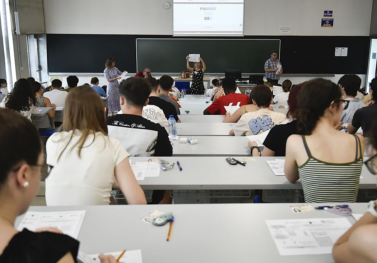 Alumnos murcianos se examinan de la Pau este pasado junio.