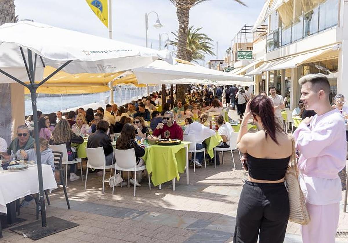 Terrazas llenas en Cabo de Palos en una imagen de archivo ajena a esta información.