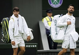 Djokovic y Alcaraz, este jueves en la pista central de Wimbledon.