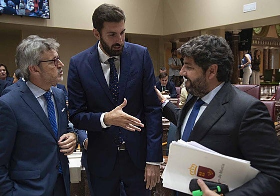 José Ángel Antelo junto a Fernando López Miras y Luis Alberto Marín.