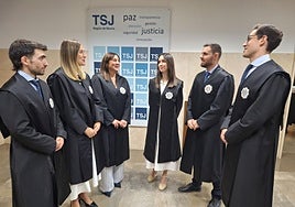 Los seis jueces en prácticas tras la toma de posesión de este jueves en el Palacio de Justicia de Murcia.