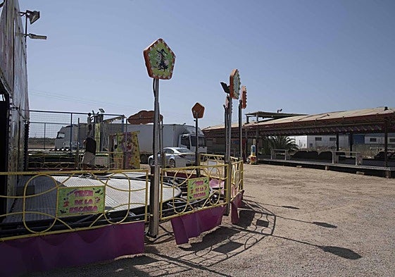 Un feriante se prepara para abrir su atracción tras la concesión del permiso por la Comunidad.