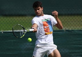 Carlos Alcaraz, ayer, entrenando antes del arranque de Wimbledon sobre la hierba de Londres.