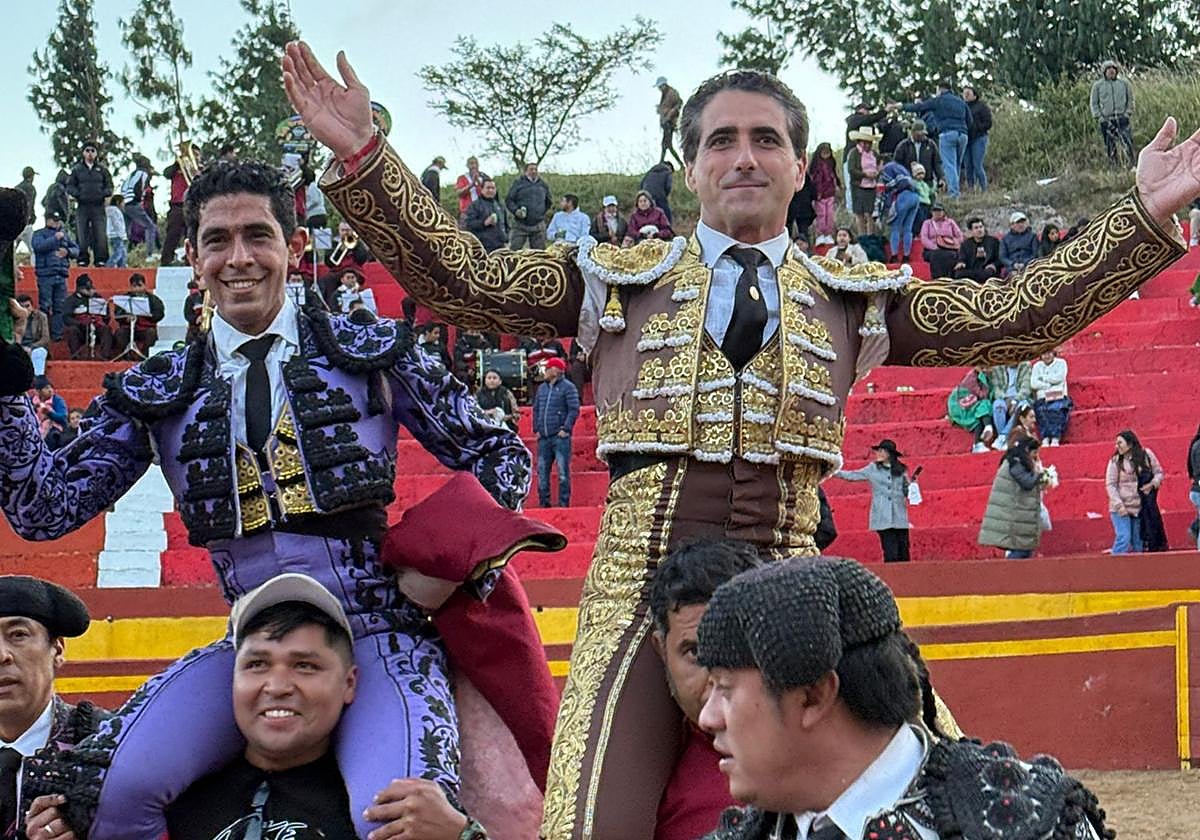 Emilio Serna (d) sale a hombros de la plaza de toros de Huambos (Perú), el miércoles.