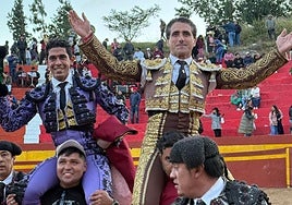 Emilio Serna (d) sale a hombros de la plaza de toros de Huambos (Perú), el miércoles.