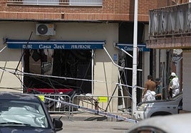 Estado del bar y el mercado semanal tras la explosión.