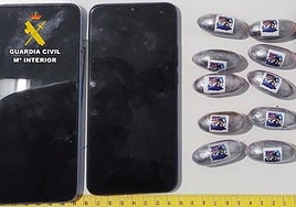 Los teléfonos y las bellotas de hachís incautados.