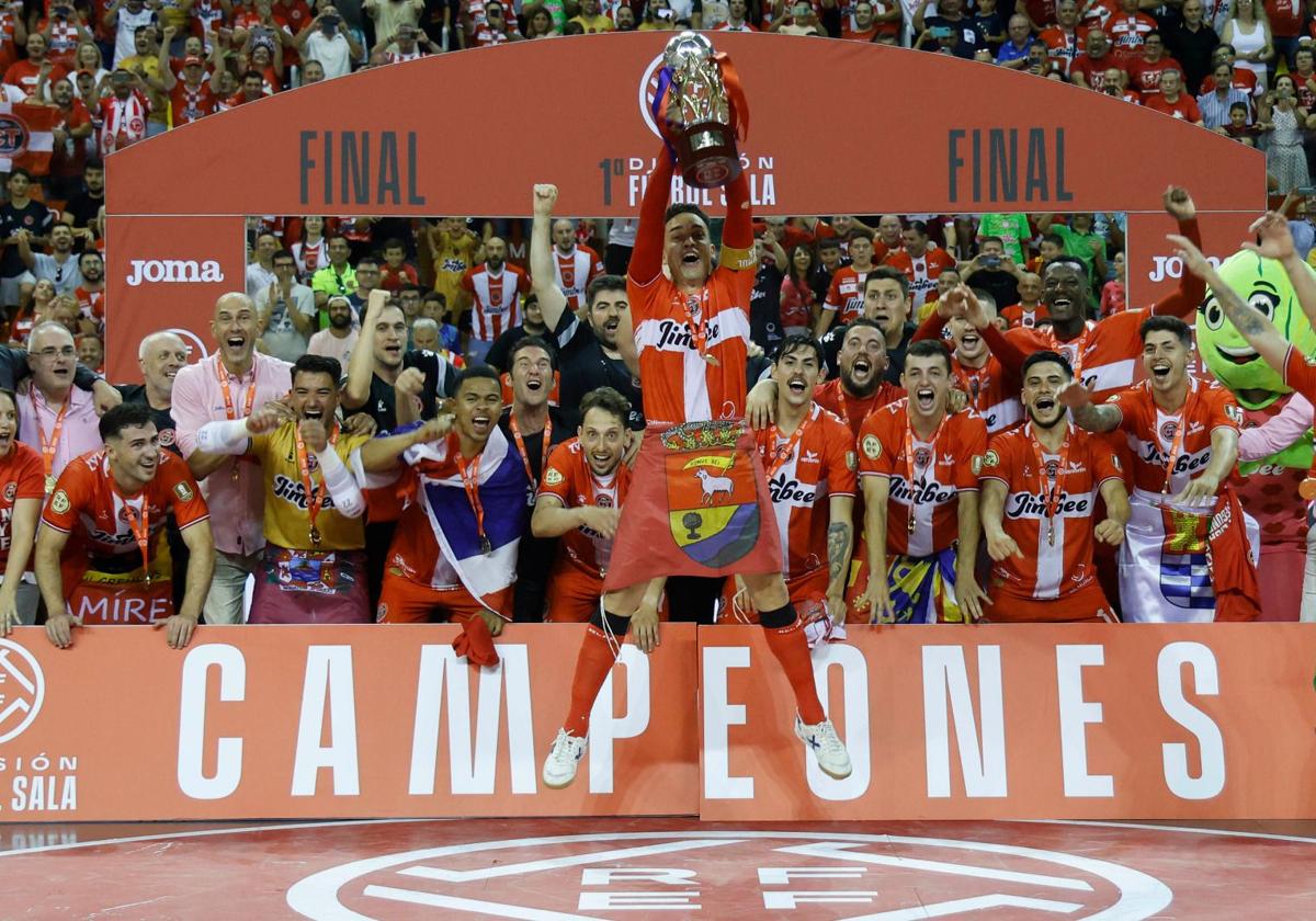 Los jugadores festejan la victoria ante el Barcelona.
