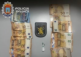 El dinero y la droga incautados a los presuntos ladrones.