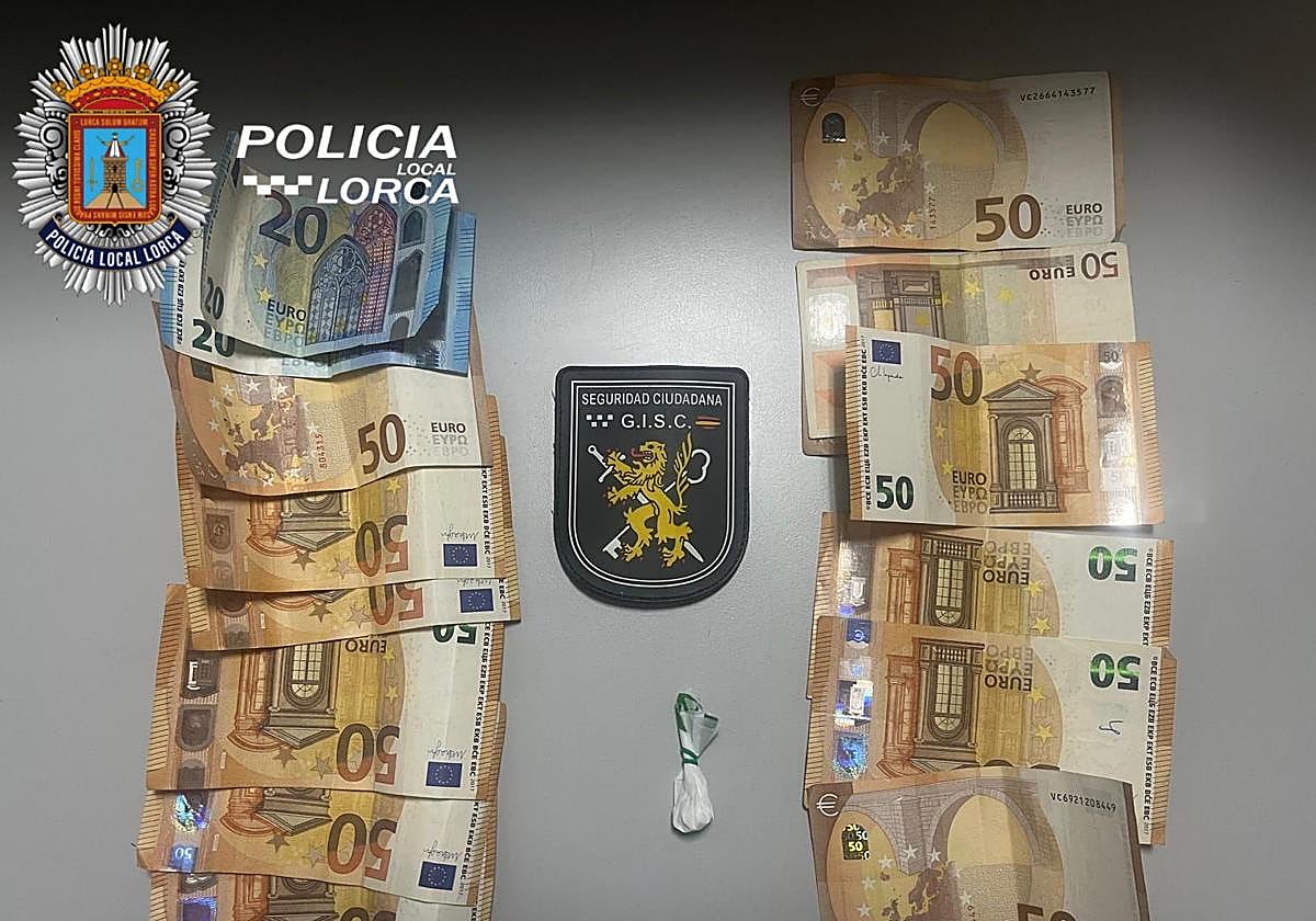 El dinero y la droga incautados a los presuntos ladrones.