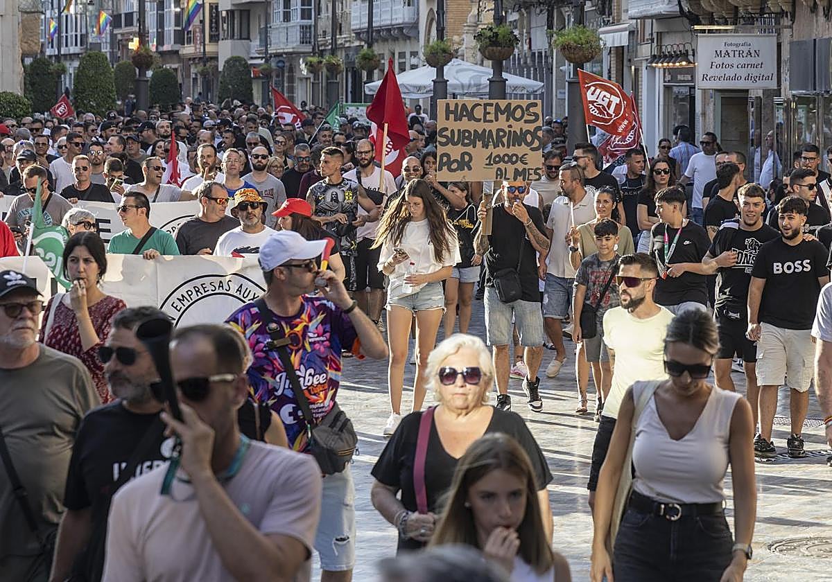 Los trabajadores del metal, durante su recorrido este viernes por las calles del centro de Cartagena.