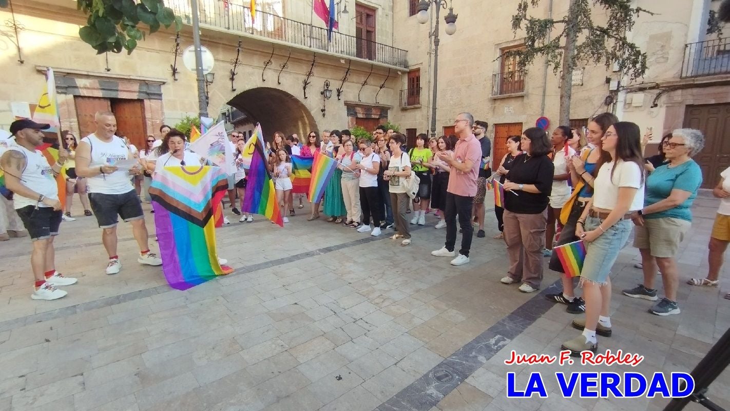 Imágenes de la concentración y lectura del manifiesto del Día del Orgullo LGTBI en Caravaca