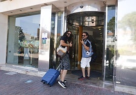 Dos rockeros entran al hotel Los Habaneros.