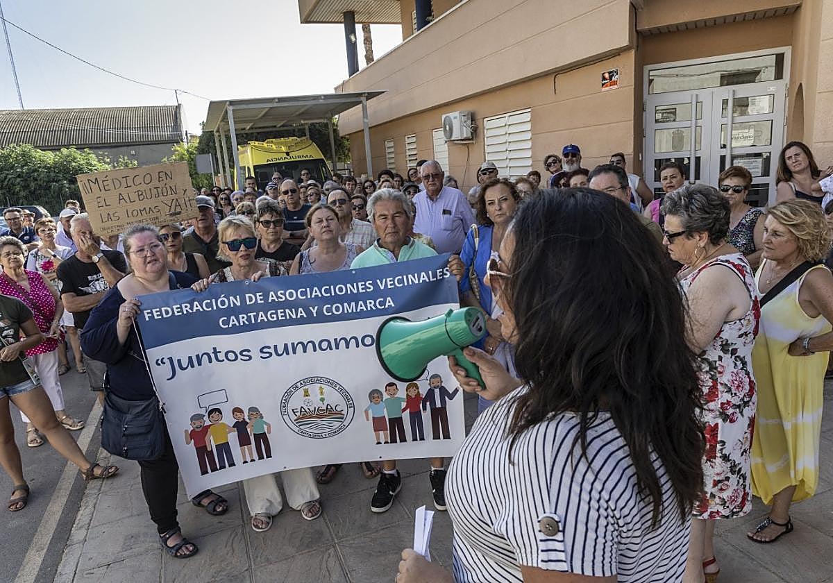 Los manifestantes, a las puertas del PAC de Pozo Estrecho.
