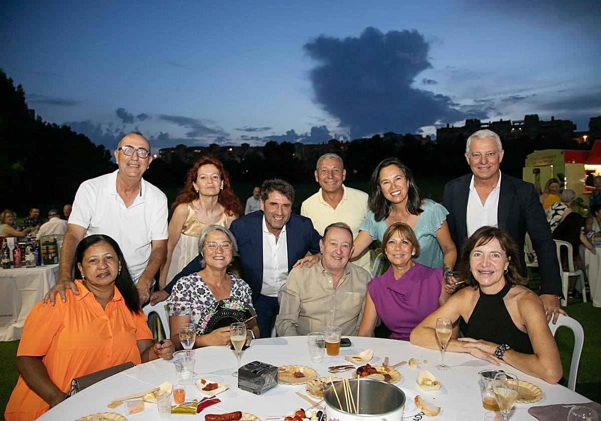 El gerente de Golf Altorreral, Joaquín Medina (primera fila y con americana), junto a algunos de los muchos asistentes a la velada nocturna del aniversario del recorrrido molinense.