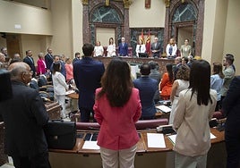 El debate comenzó ayer con un minuto de silencio por las seis mujeres asesinadas, además de un niño, en lo que va de junio.