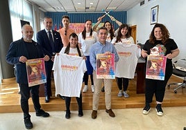 El alcalde, Joaquín Hernández (3i), con los organizadores del evento.