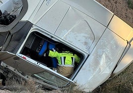 Un bombero trata de rescatar al conductor.