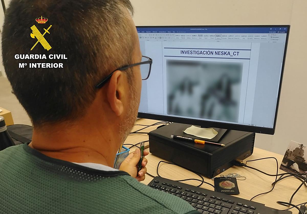 Un agente de la Guardia Civil durante el desarrollo de la operación 'Neska'.