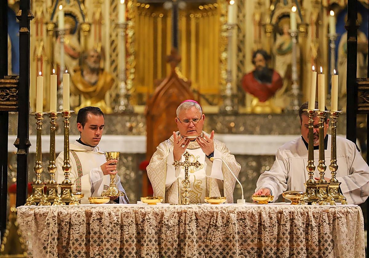 Lorca Planes, en el centro, este sábado en la Catedral de Murcia.