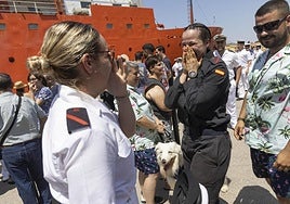 Reencuentros entre compañeros y familiares a pie de muelle tras la llegada del buque 'Hespérides' al Arsenal de Cartagena.