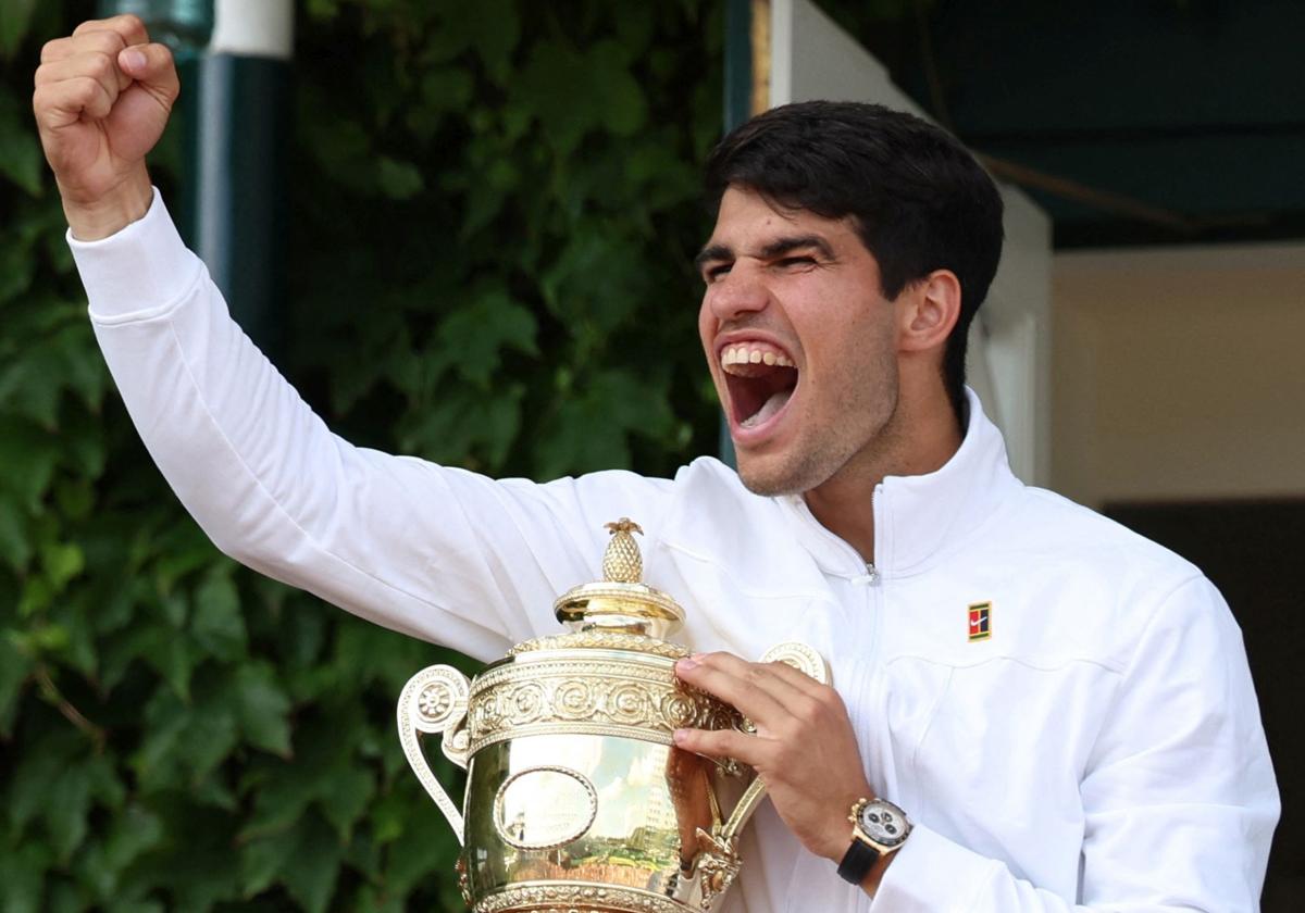 Carlos Alcaraz, en 2024, celebrando su triunfo en Wimbledon.
