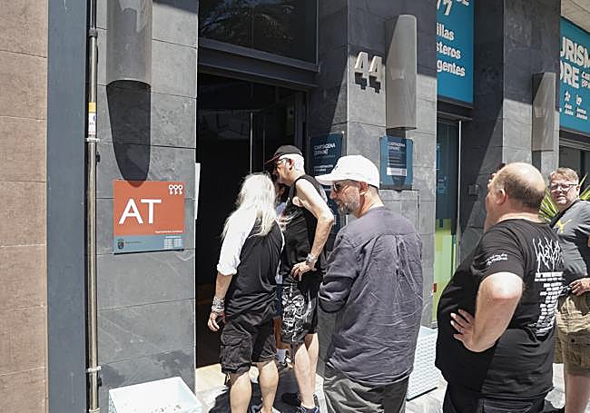 Colas para entrar a los apartamentos de CartagenaSpain, en la calle Real de la ciudad portuaria, el pasado jueves.