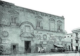 Única. En esta fotografía del edificio del Contraste, que estaba ubicado en Santa Catalina, puede verse a la derecha, con un farol en su puerta, la antigua Carnicería Real, actual plaza de Las Flores.
