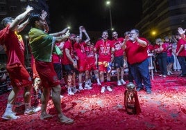 Miguel Ángel Jiménez Bosque, en la madrugada del jueves, celebrando el título de Liga junto a jugadores y aficionados del Jimbee, en la plaza de España de Cartagena.