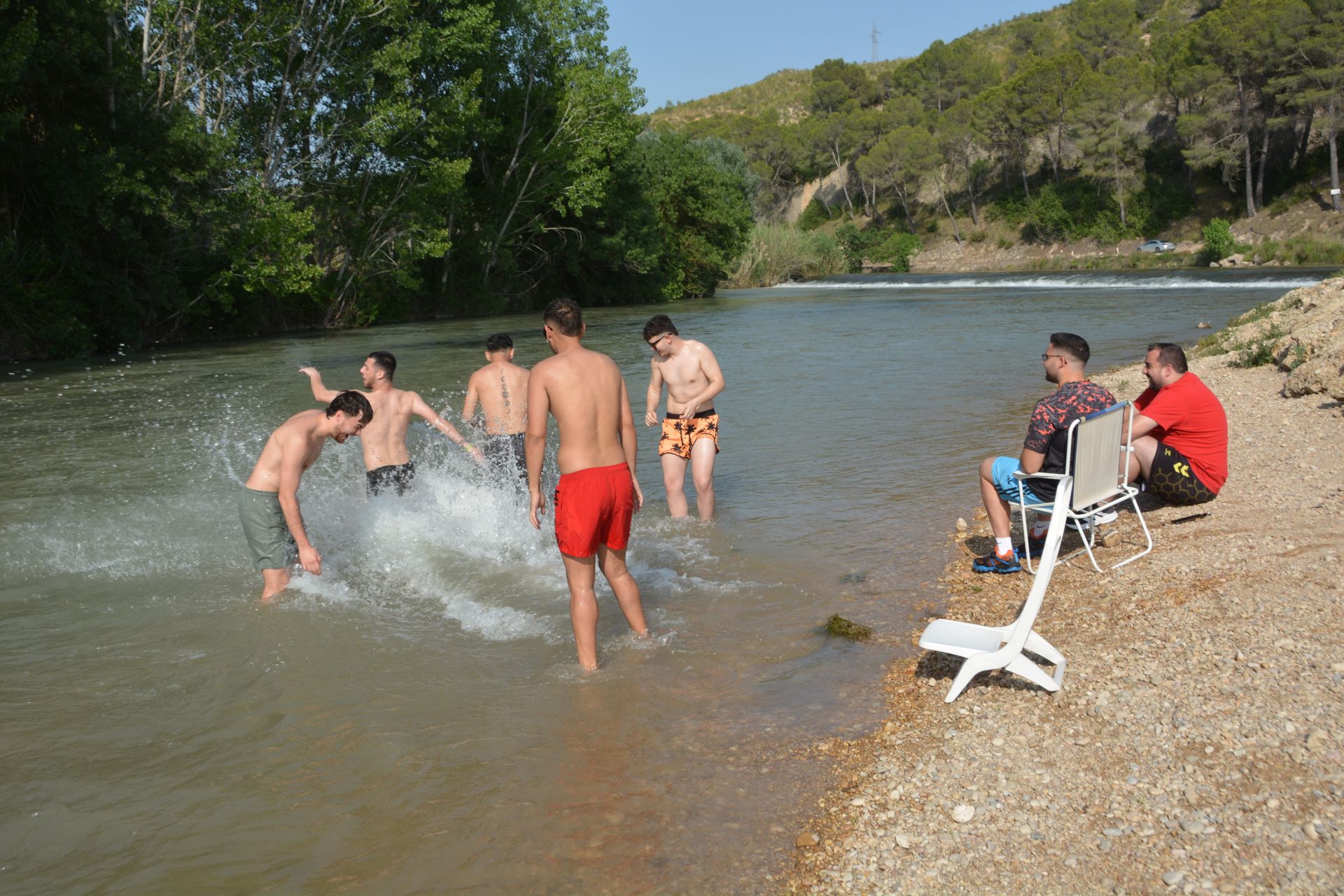 Unos jóvenes, en el paraje del Bayo, junto a los arrozales de Calasparra.