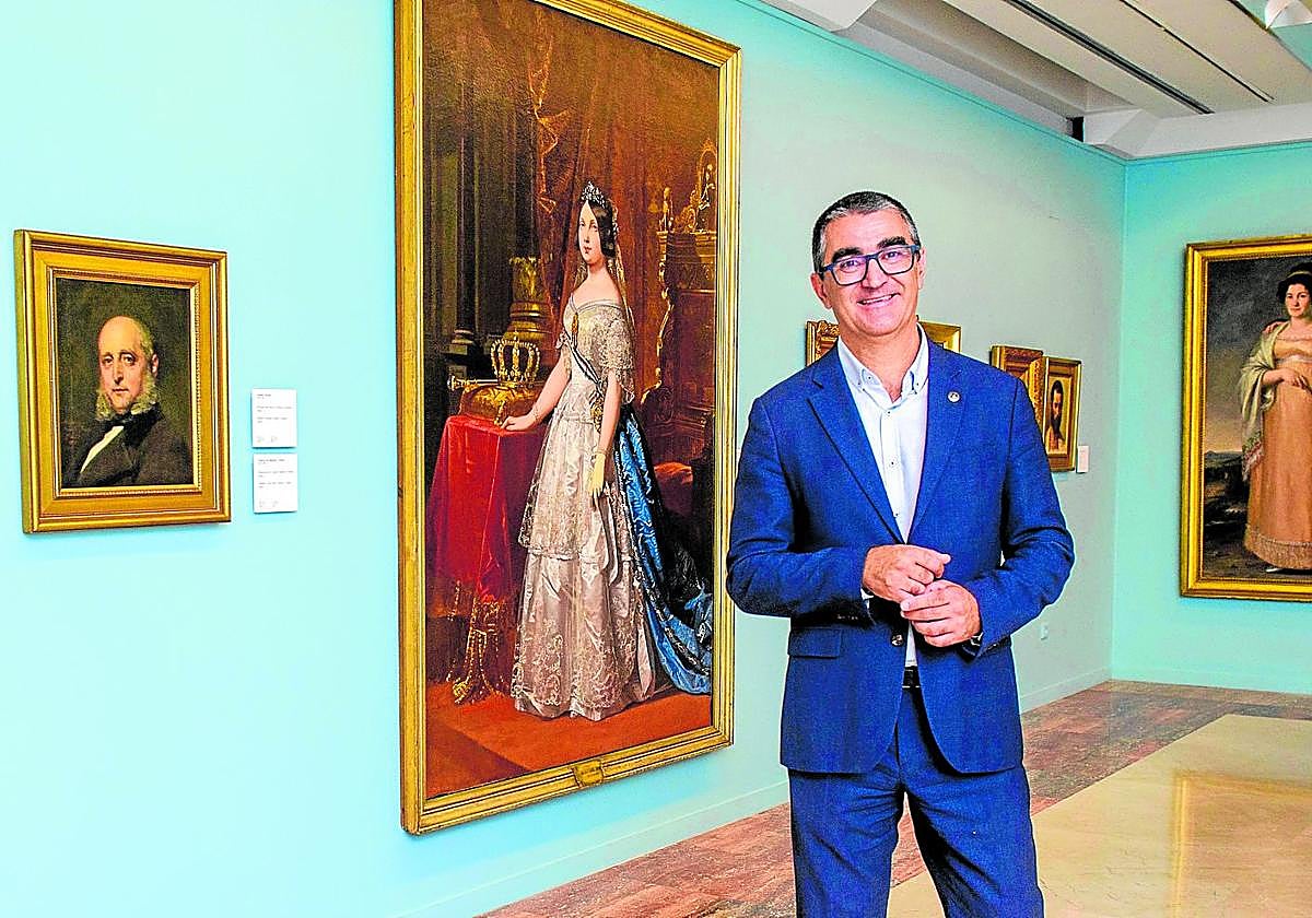 Miguel López-Morell posa en una de las salas del Museo de Bellas Artes de Murcia, la semana