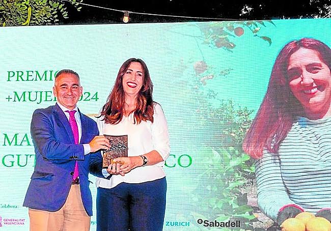 El conseller de Agricultura entrega el premio a Marta.