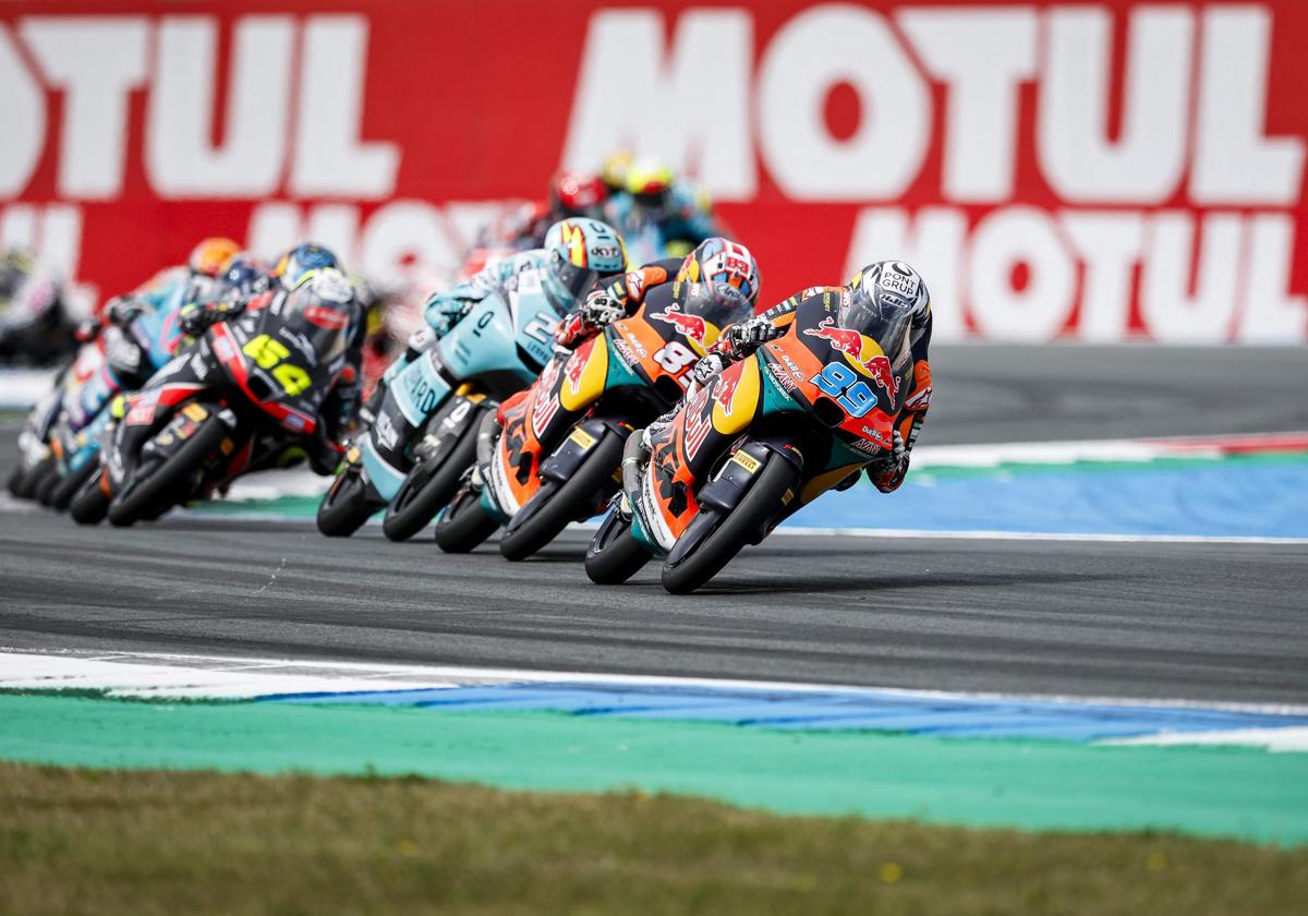 Carpe, detrás de Rueda, este domingo en la carrera de Moto3 de Assen.