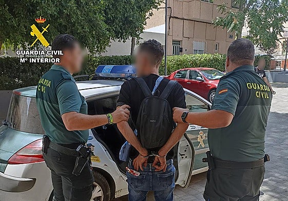Dos guardias civiles, junto al detenido.