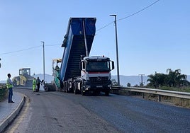 Imagen de archivo de trabajos de asfaltado en La Arboleja.